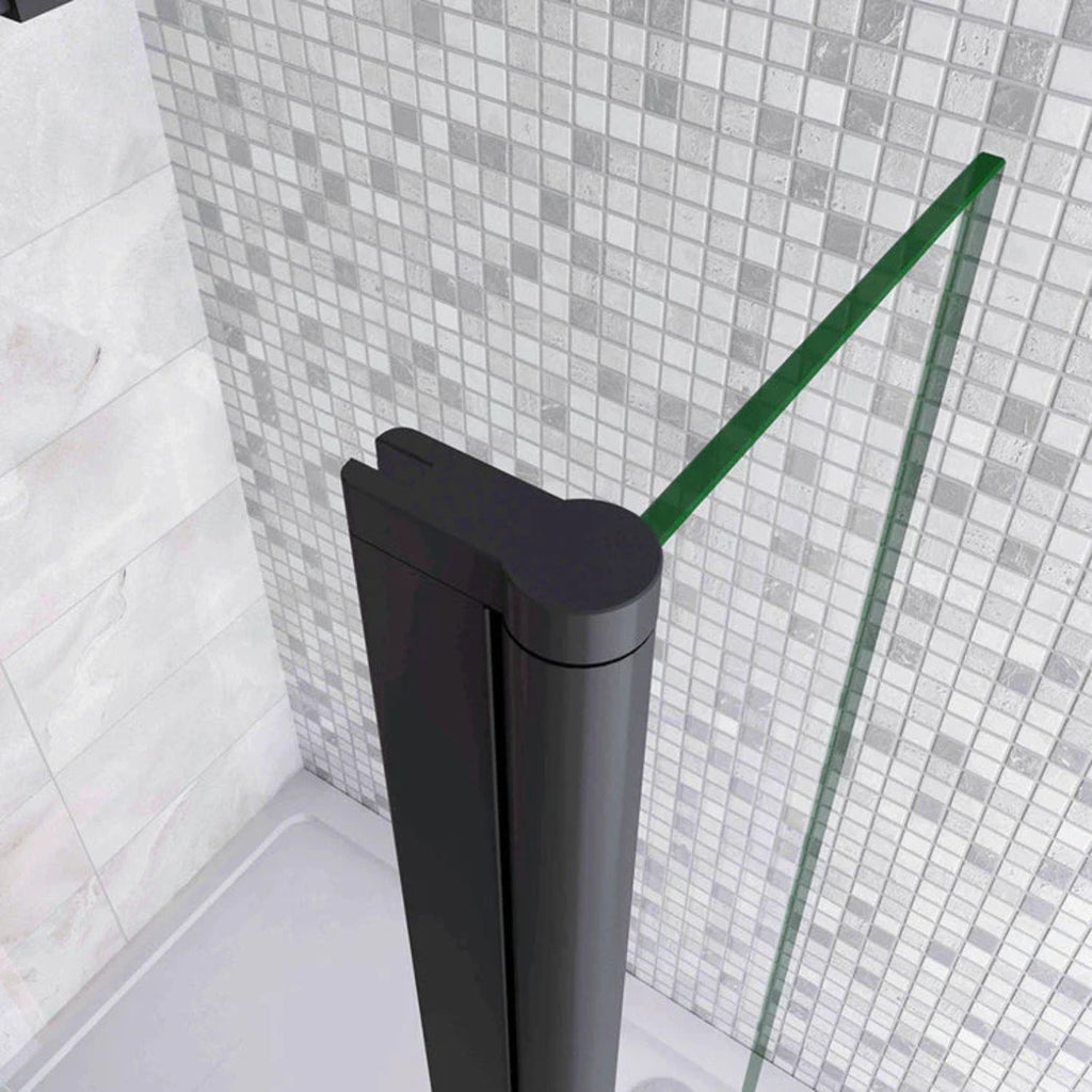 Detail pántu bočného panela walk-in sprchy – pevný čierny profil