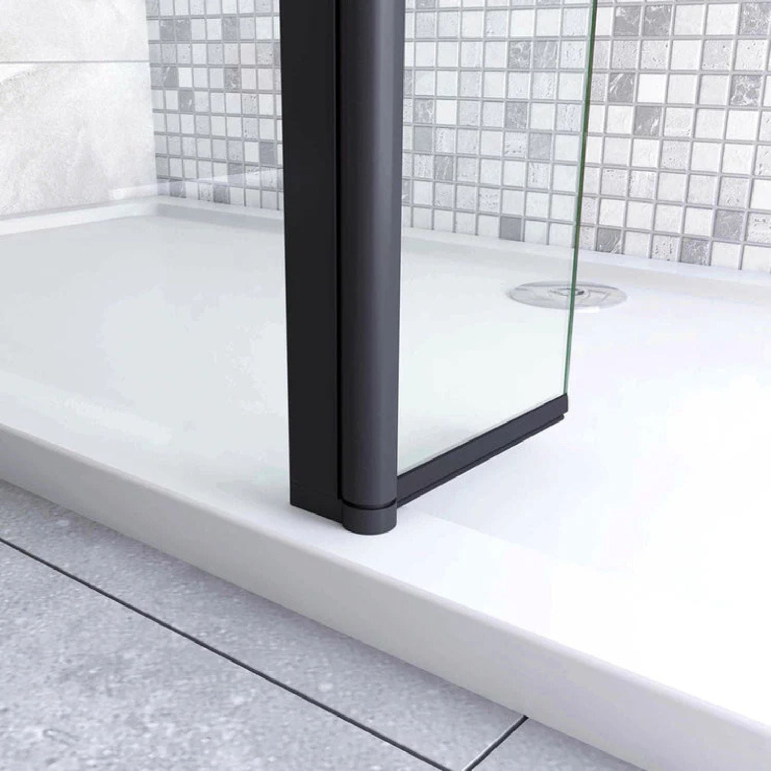Detail spodného profilu bočného panela walk-in sprchovej zásteny