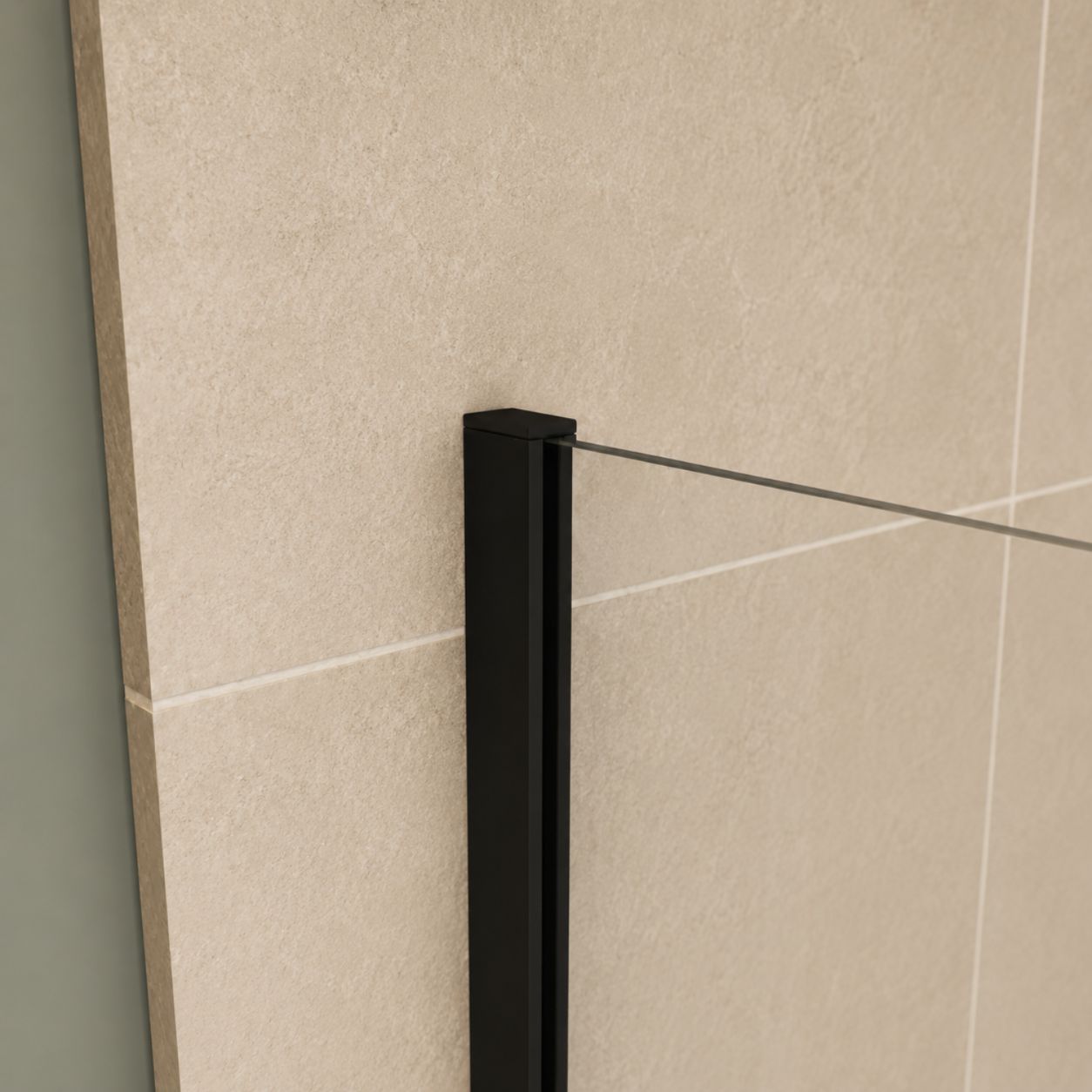 Detail čierneho montážneho profilu walk-in sprchovej zásteny