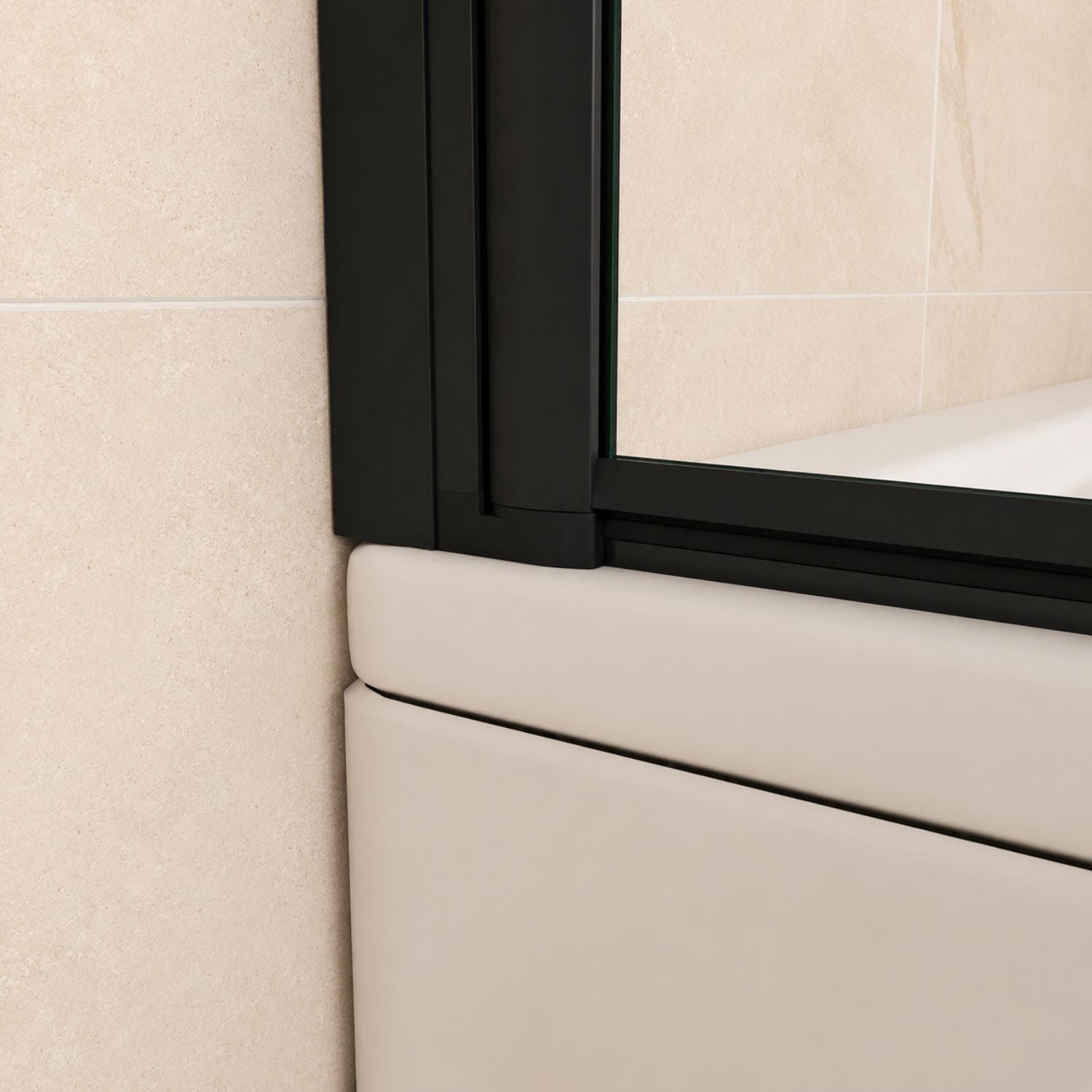 Detail čierneho stenového profilu vaňovej zásteny NAKU FOLD Black spodný