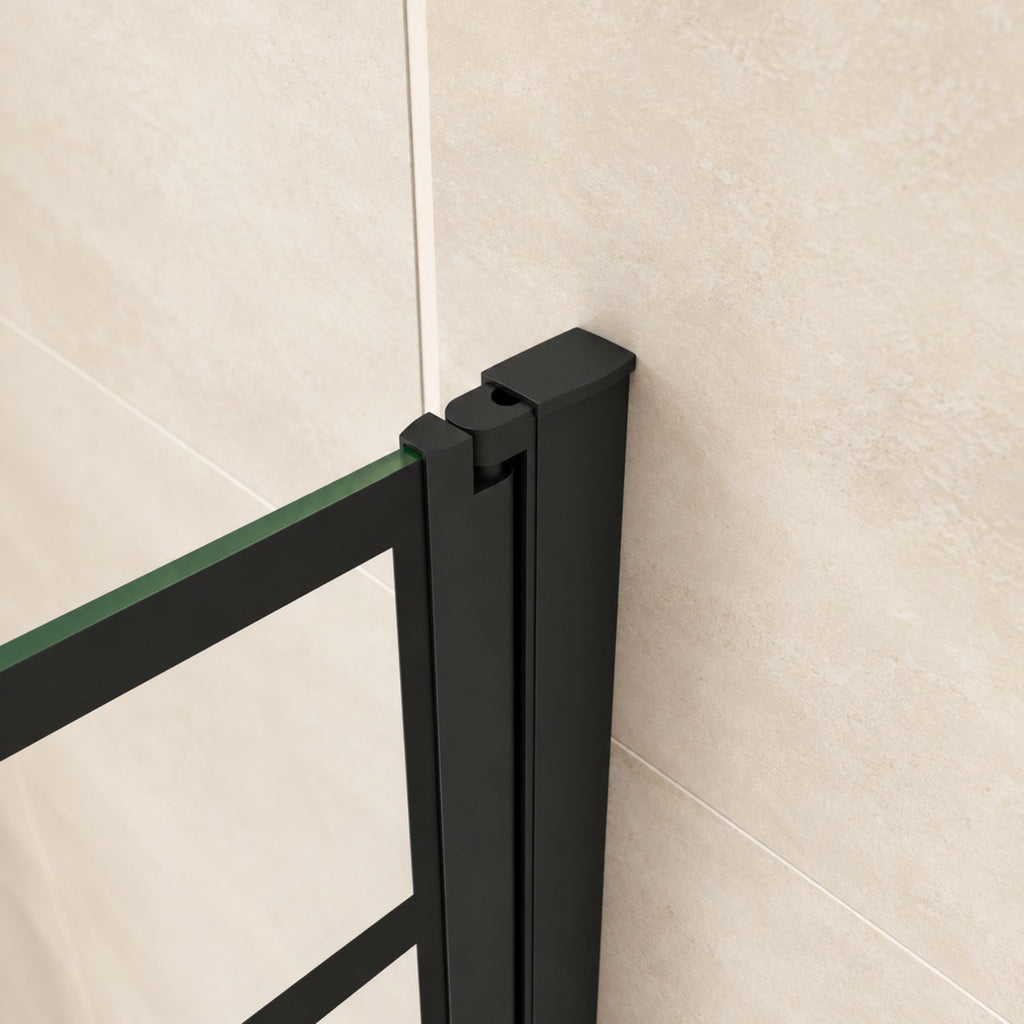 NAKU LOFT – detail čierneho pántu a uchytenia otočnej vaňovej zásteny
