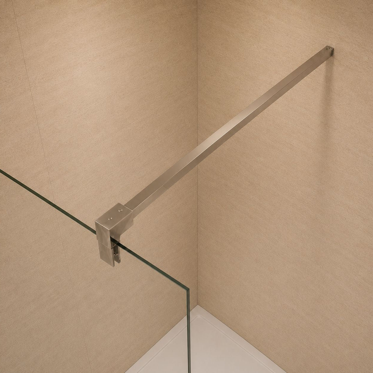 Hranatá pevná vzpera pre walk-in sprchovú zástenu 90–140 cm – detail uchytenia