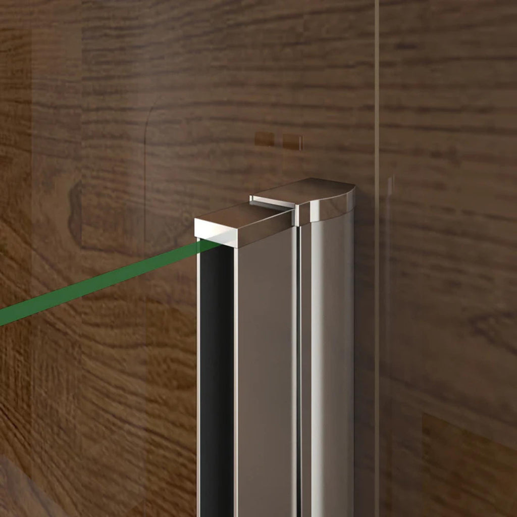 Detail stenového profilu walk-in sprchovej zásteny – pevné uchytenie skla do steny, chrómové prevedenie, moderný minimalistický dizajn