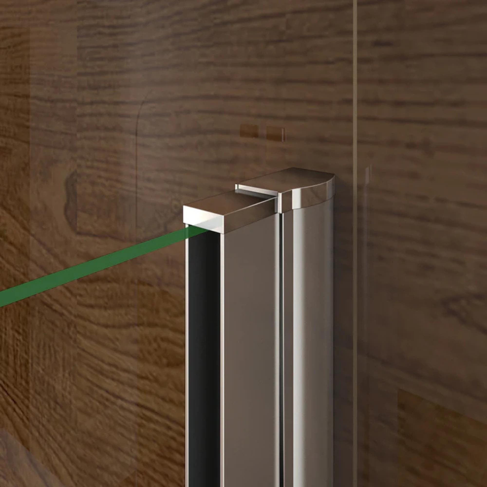 Detail stenového profilu walk-in sprchovej zásteny – pevné uchytenie skla do steny, chrómové prevedenie, moderný minimalistický dizajn