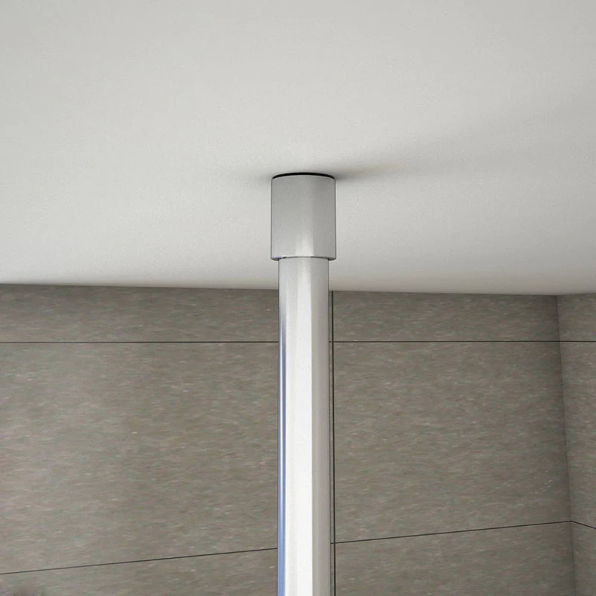 Detail uchytenia stropnej tyče k stropu v kúpeľni