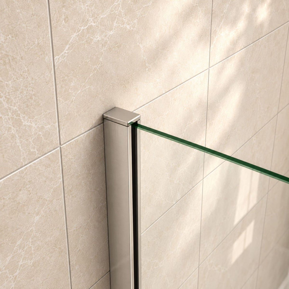 Detail profilu a 6 mm skla vaňovej zásteny NAKU PURE