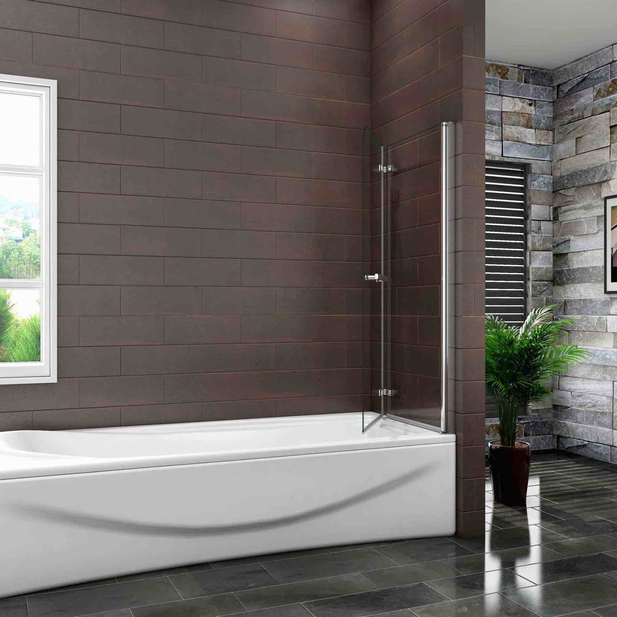 Skladacia vaňová zástena zložená pri stene pre úsporu priestoru v kúpeľni