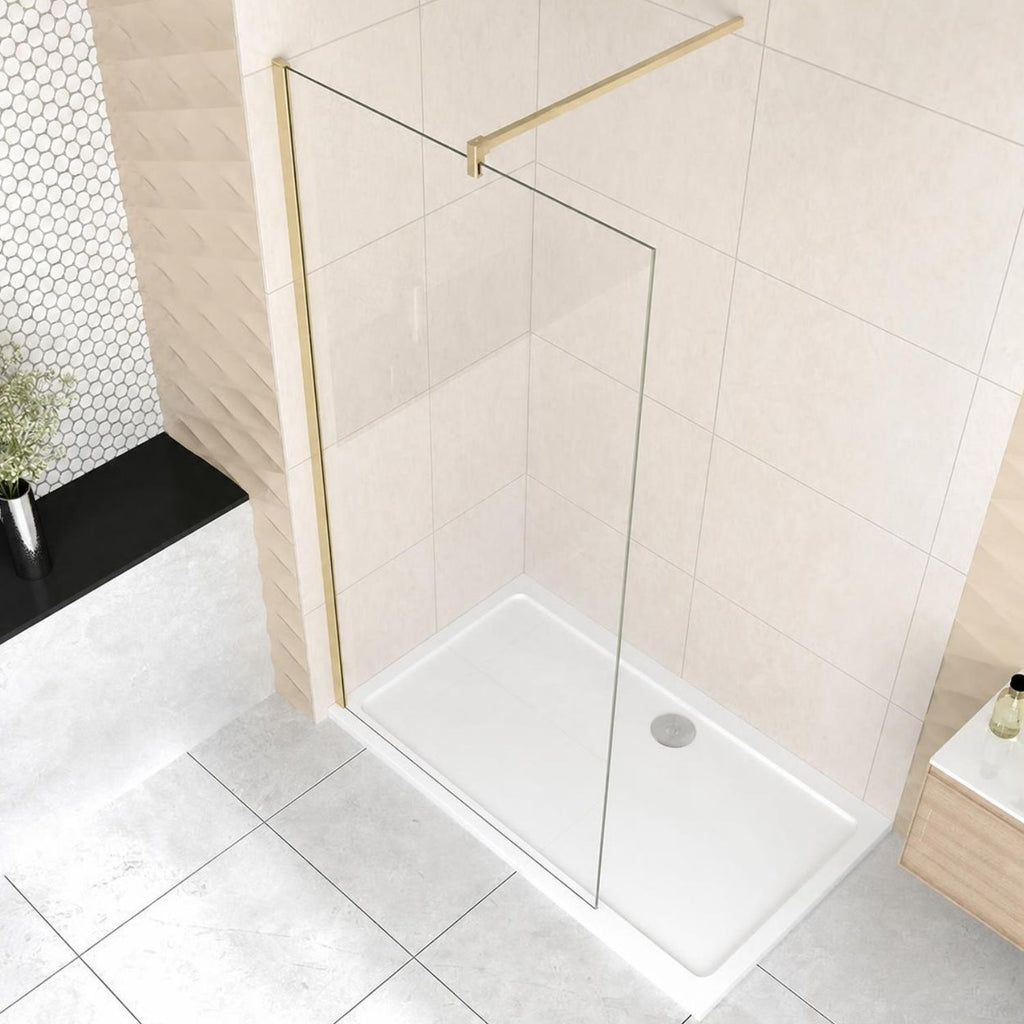 NAKU walk-in sprchová zástena s brushed brass profilom a pevná hranatá vzpera – pohľad z uhla