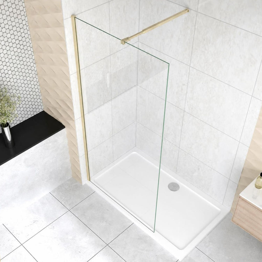 NAKU walk-in sprchová zástena s brushed brass profilom a teleskopická okrúhla vzpera – pohľad z uhla
