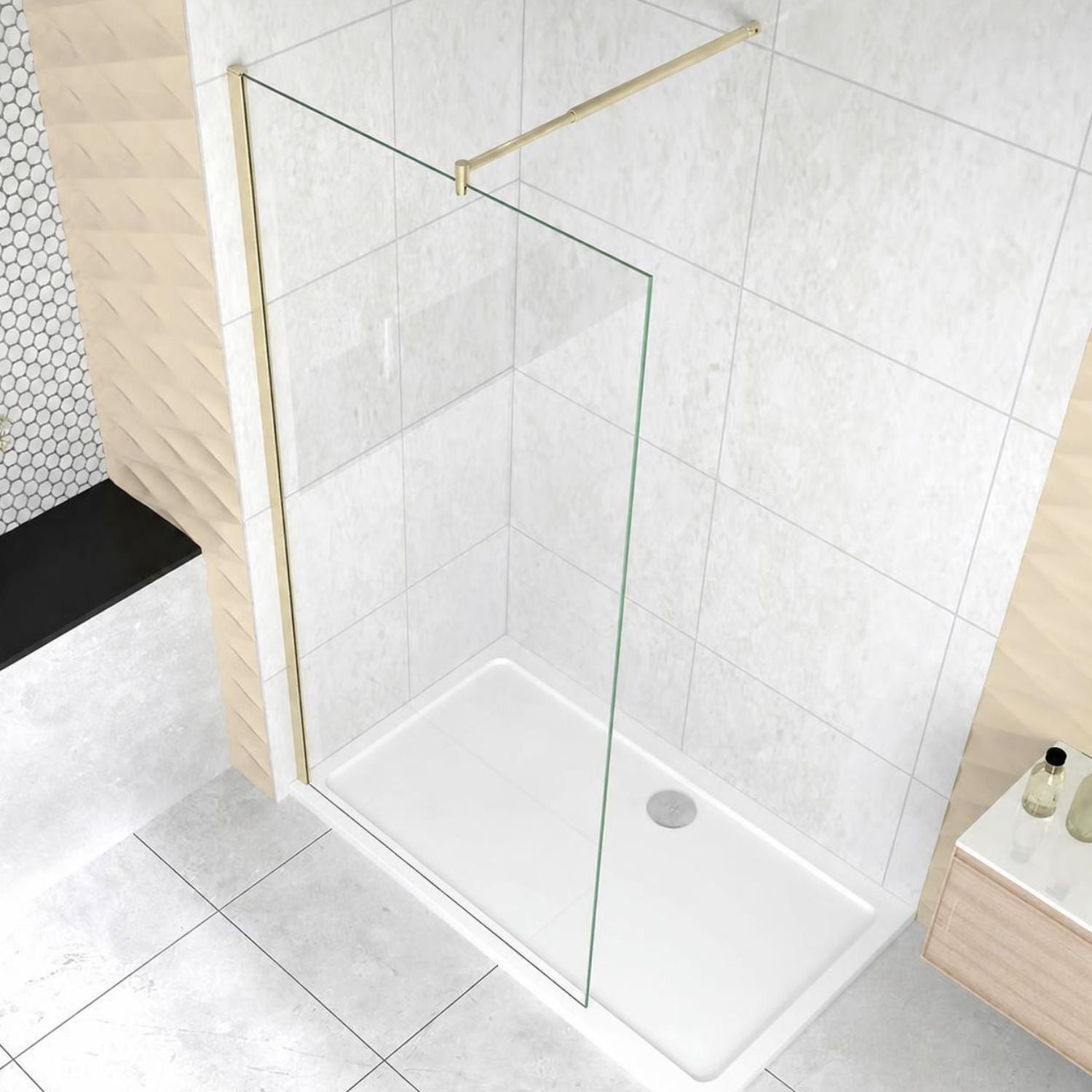 NAKU walk-in sprchová zástena s brushed brass profilom a teleskopická okrúhla vzpera – pohľad z uhla