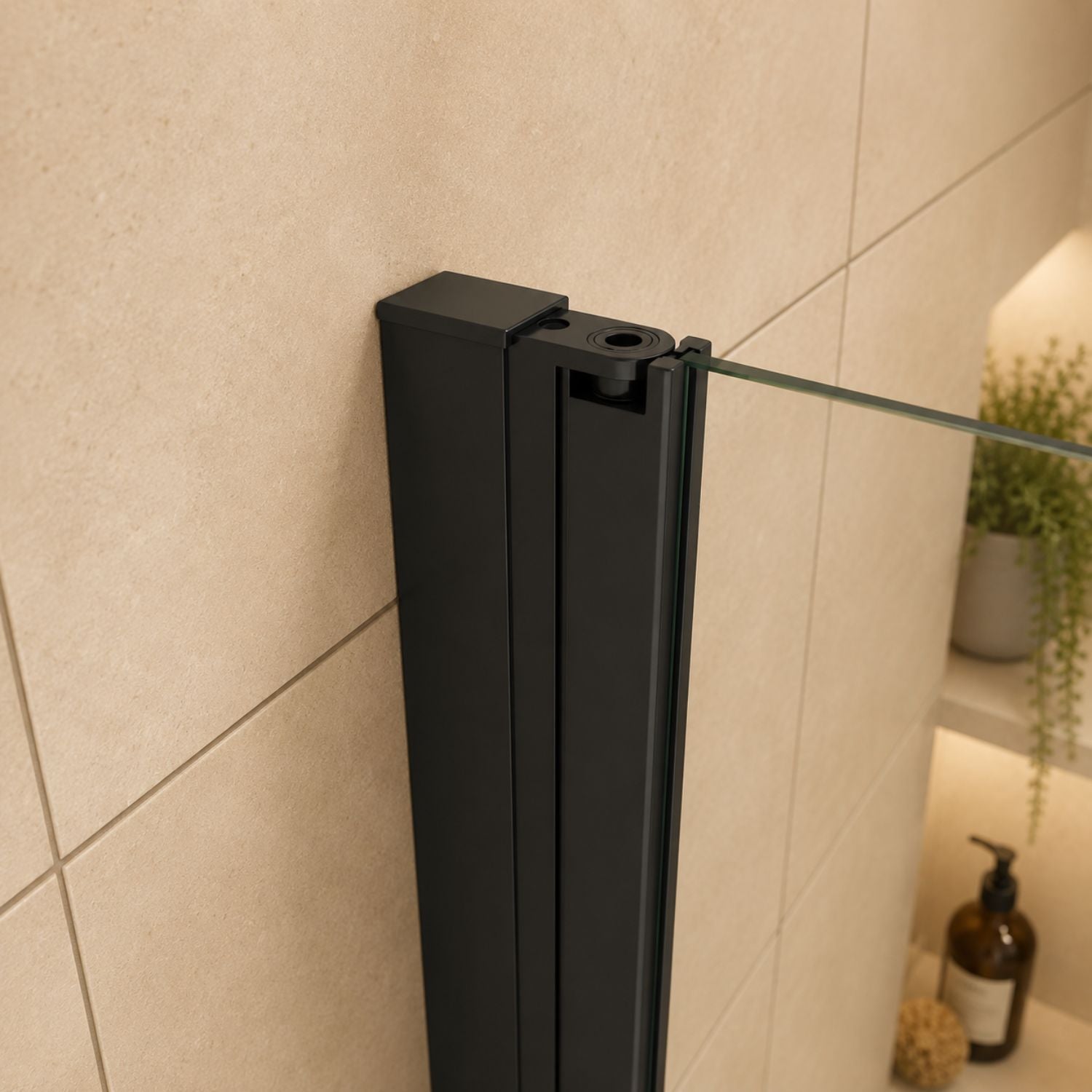Detail horného profilu walk-in sprchovej zásteny čierne prevedenie