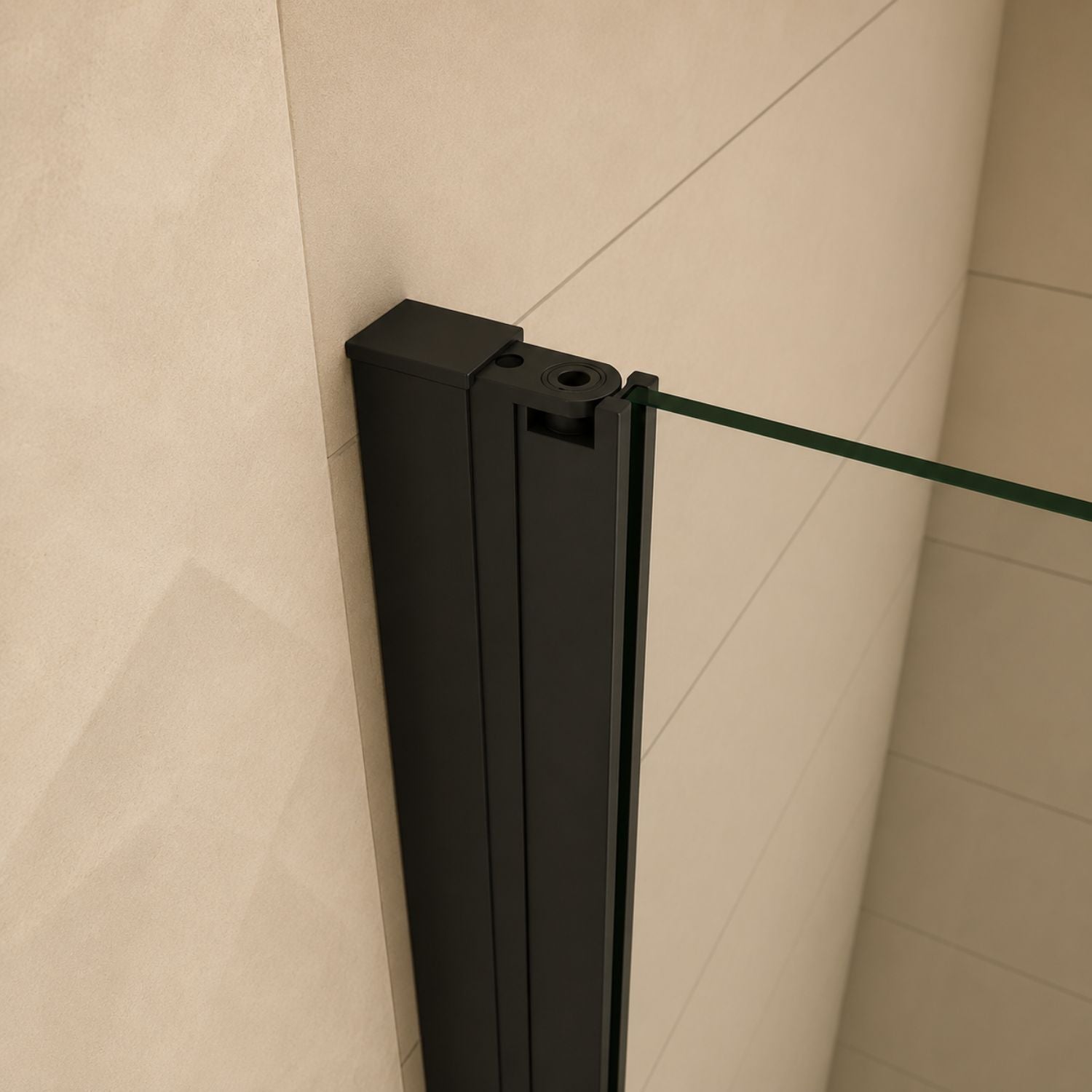 Detail čierneho hliníkového stenného profilu walk-in sprchovej zásteny