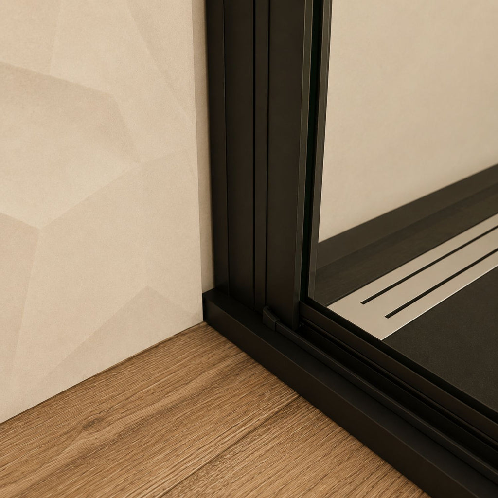 Detail spodného profilu walk-in sprchovej zásteny čierne prevedenie