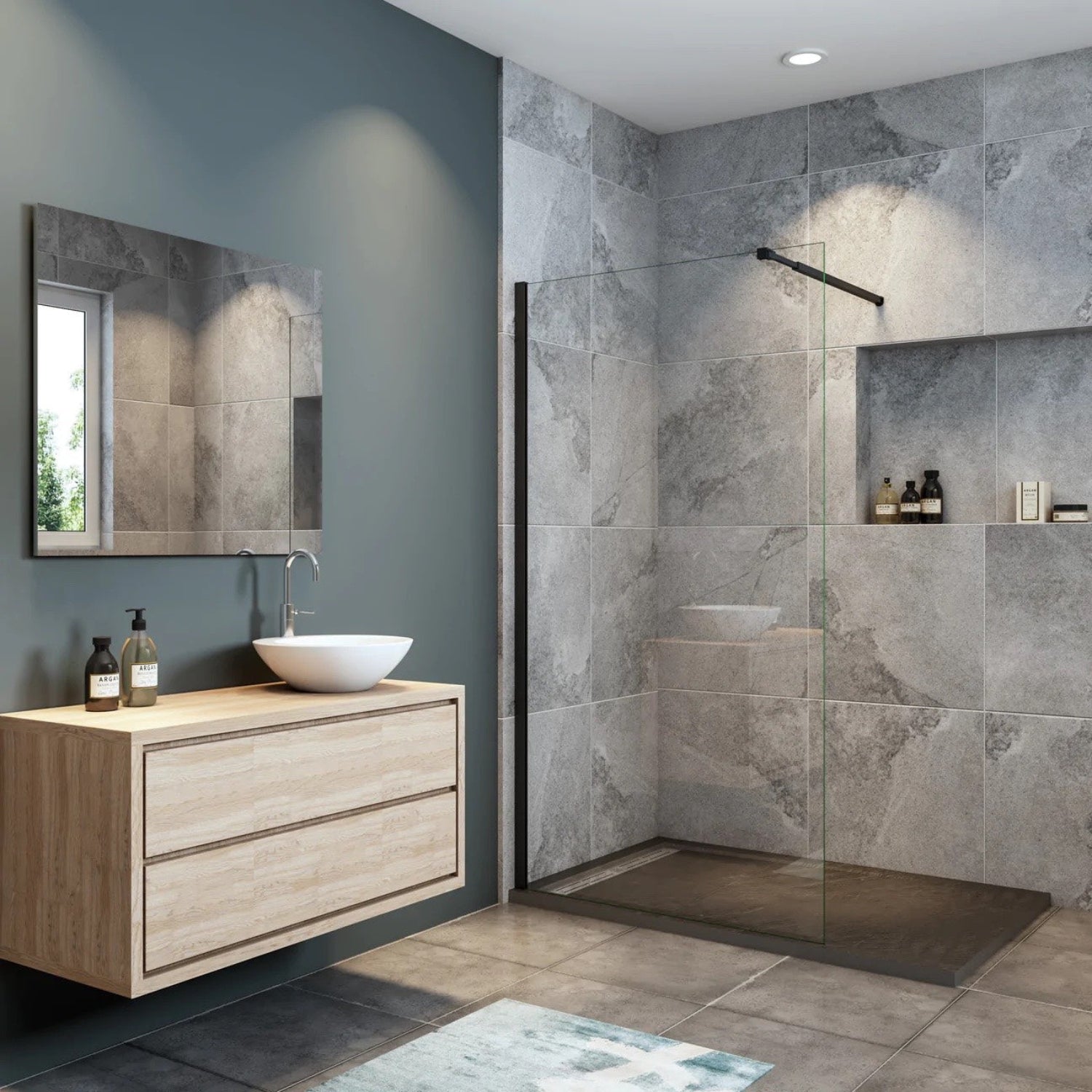 Walk-in sprchová zástena s čírym sklom a čiernym rámom