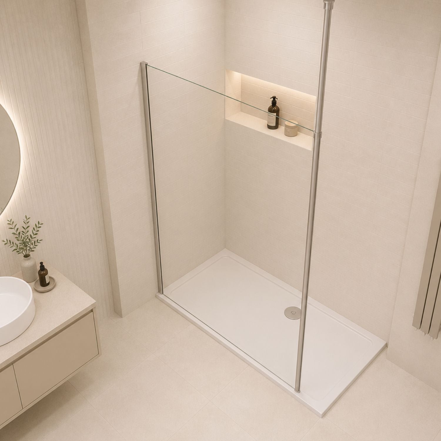 Walk-in sprchová zástena 8 mm so stropnou tyčou pohľad pod uhlom moderná kúpeľňa